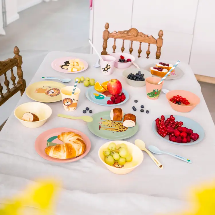Gedeckter Tisch mit Geschirr mit Tiermotiven
