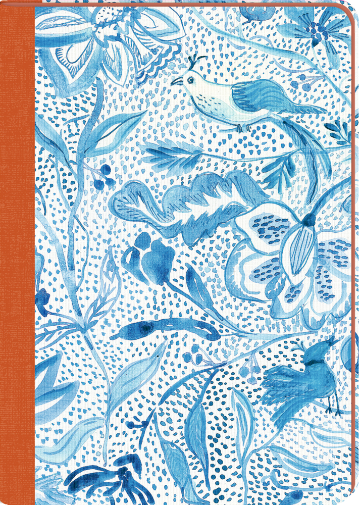 Notizbuch mit orangefarbenem Buchrücken und blauem floralen Muster mit Vögeln auf weißem Hintergrund