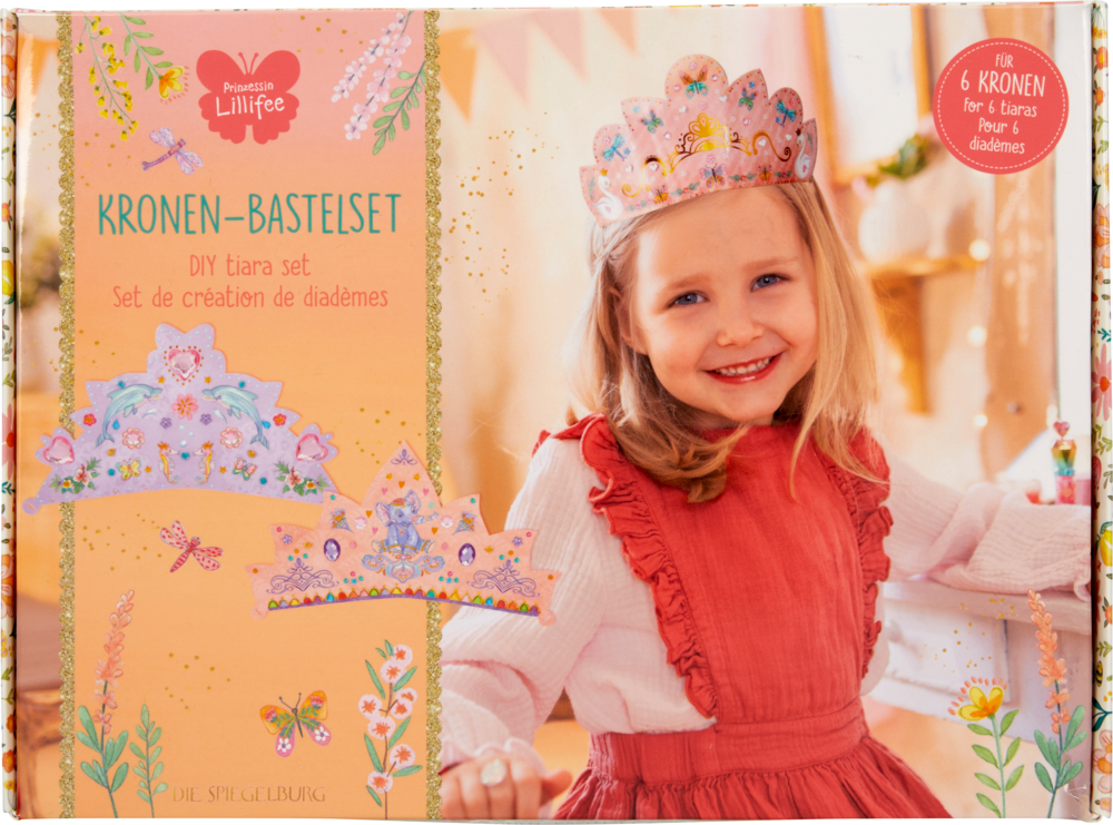 Ein Mädchen im roten Kleid trägt eine selbstgebastelte Krone; dann ist das DIY-Kronen-Bastelset zu sehen.