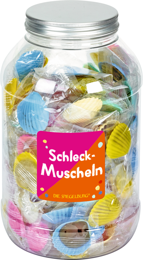 Ein Glas mit bunten Bonbons in Muschelform in Plastikfolie mit der Aufschrift „Schleck-Muscheln“.