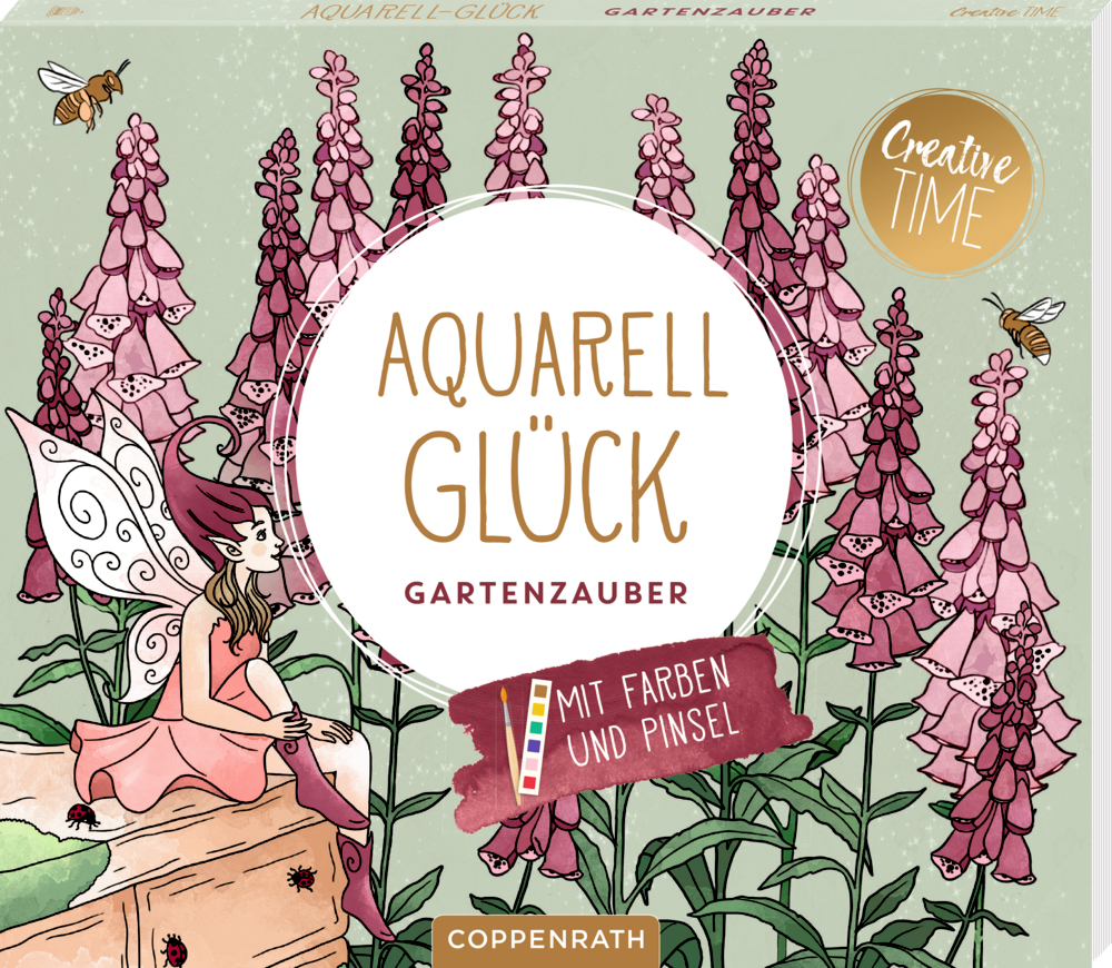Eine Elfe sitzt zwischen hohen pinken Fingerhutblumen auf einer Box mit der Aufschrift Aquarell Glück Gartenzauber.