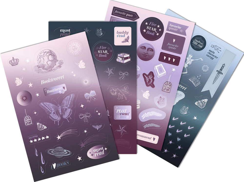 Vier Stickerbögen mit Buchmotiven, darunter Schmetterlinge, Sterne, Bögen, Schleifen und Textelemente in Violett- und Blautönen.