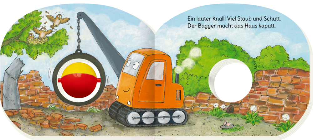 Orangefarbener Bagger mit Abrissbirne zerstört Ziegelmauer; in der Nähe fliegen Vögel von einem Baum.