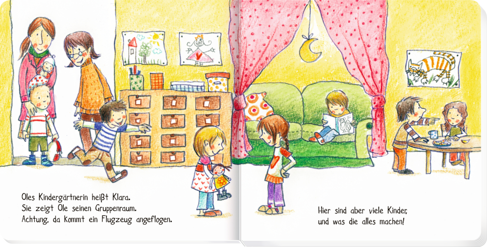 Offenes Buch mit Text in dem Kinder in einem Kindergartenraum mit einer Erzieherin und farbenfroher Dekoration spielen.