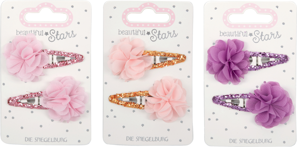 Drei weiße Displaykarten, jede mit einem Paar glitzernder Haarspangen mit Stoffblumen in Rosa-, Pfirsich- oder Lilatönen.