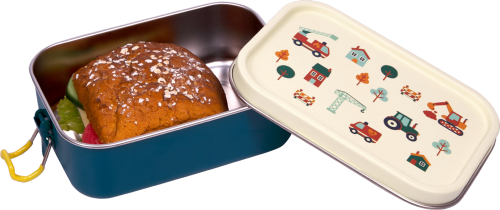 Rechteckige Brotdose aus Metall mit abnehmbarem Deckel mit bunten Fahrzeug- und Hausmotiven, innen ein belegtes Brötchen.