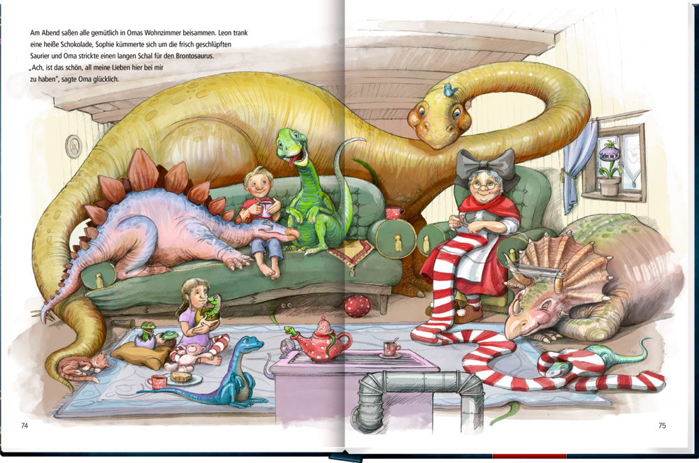 Oma und zwei Kinder sitzen mit mehreren Dinosauriern im Wohnzimmer, trinken Schokolade und stricken einen langen Schal.