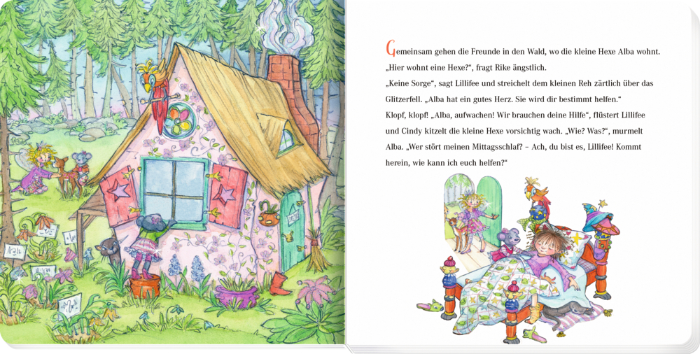 Feen und kleine Tiere spielen in und außerhalb eines rosa Hauses in einem lebendigen, farbenfrohen Wald, auf einer Innenansicht mit Text.