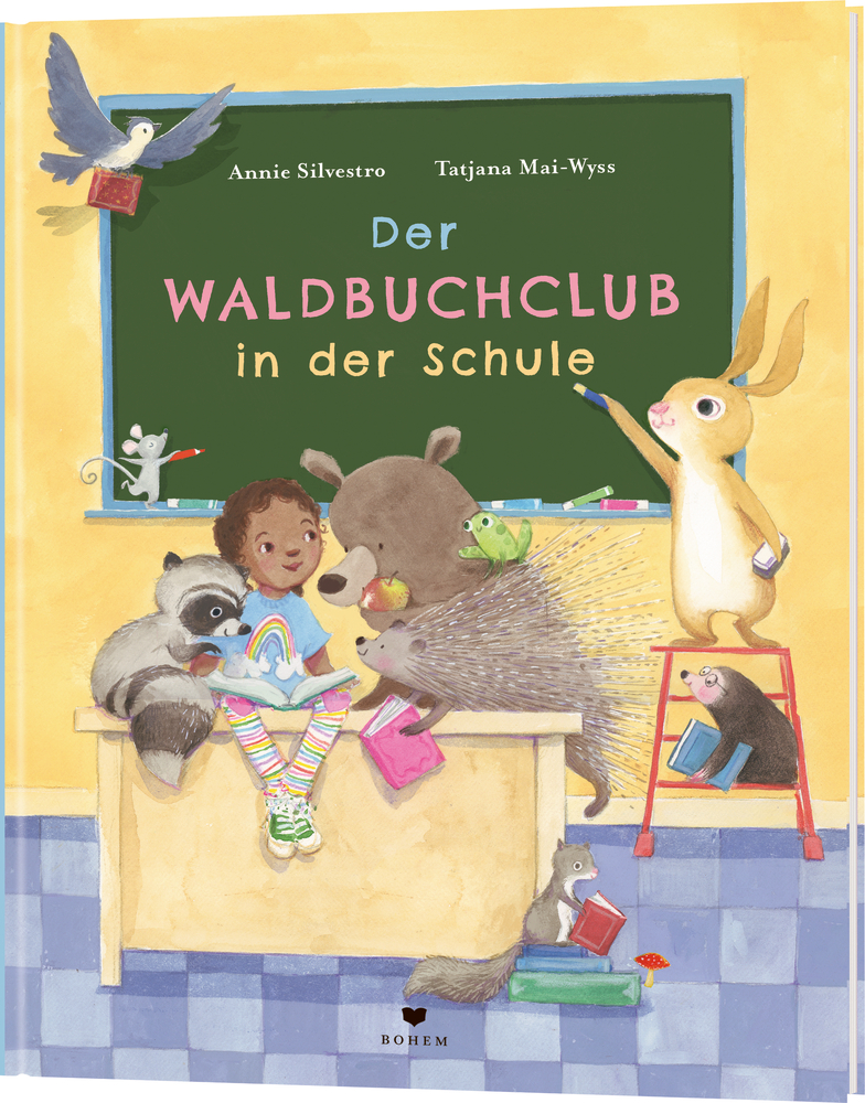 Ein Kind und seine Tierfreunde lesen gemeinsam Bücher in einem farbenfrohen Klassenzimmer mit einer Tafel im Hintergrund.