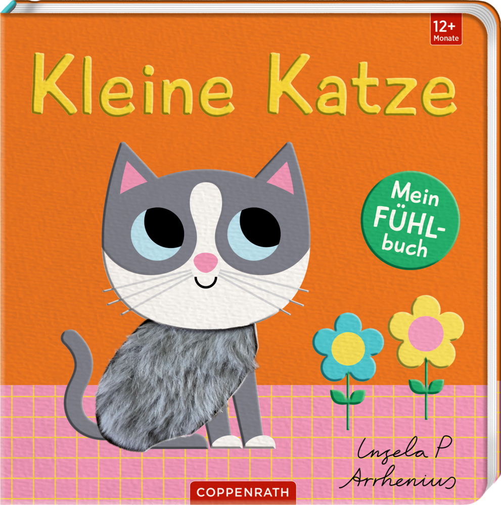 Kinderbuchrückseite mit gezeichneter grauer Katze mit echter Fellfläche auf orangefarbenem Hintergrund und zwei bunten Blumen.