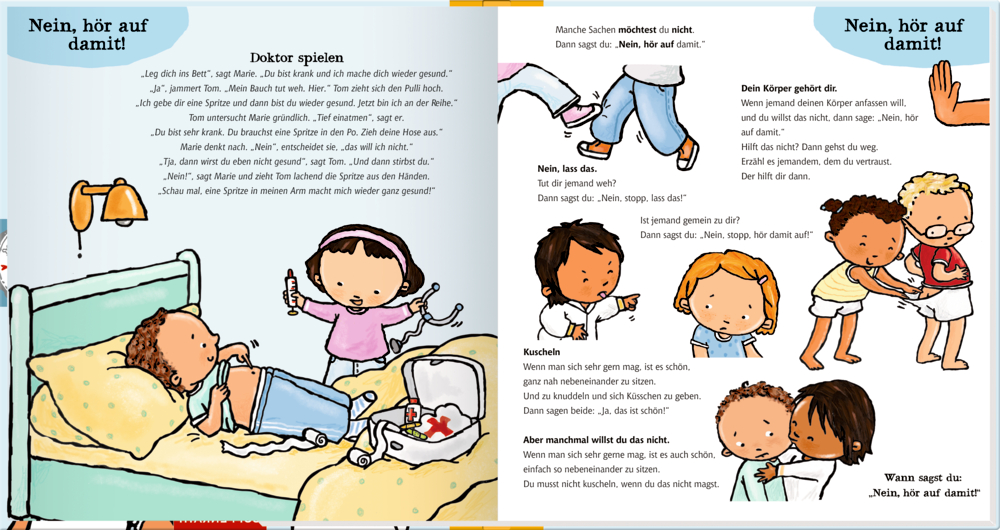 Kinder spielen Arzt: Ein Mädchen untersucht ein anderes mit Spiel-Stethoskop und Arztkoffer auf dem Bett.