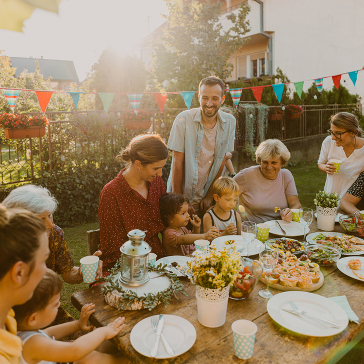 Szene eines Familienfests im Garten