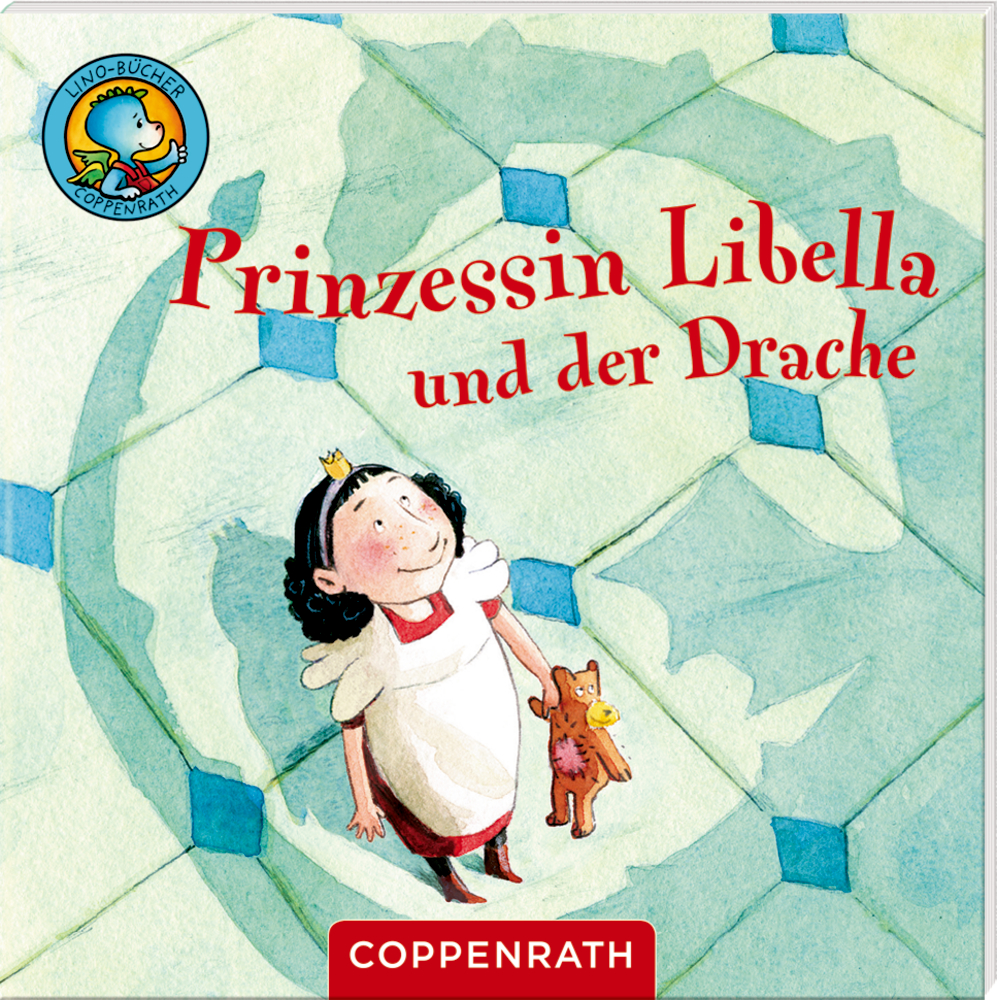 Lächelnde Prinzessin hält ein Spielzeugtier in einer Hand, Titel „Prinzessin Libella und der Drache“.