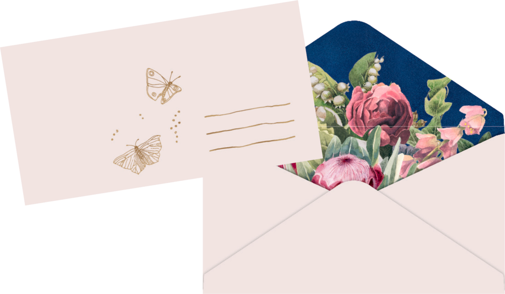 Hellrosa Umschlag mit floral bedruckter Innenklappe und passender Karte mit goldenen Schmetterlingsillustrationen.