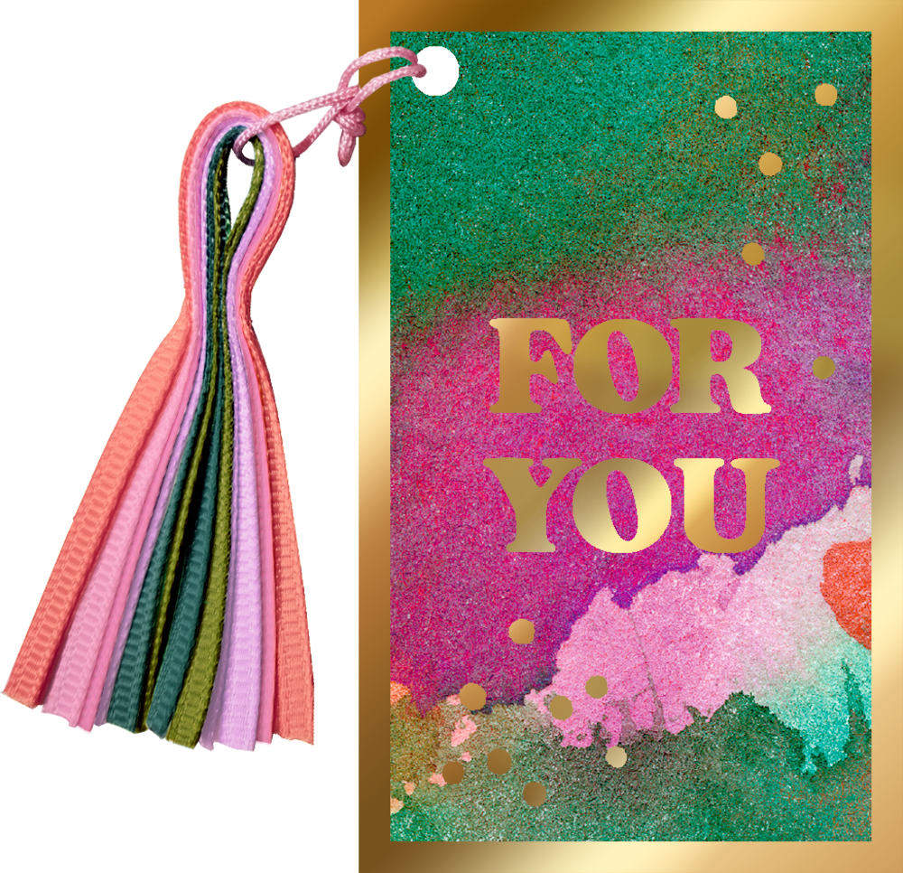 Rechteckanhänger mit goldfarbenem Rand, farbigem Aquarelldesign, Text „FOR YOU“ und buntem Band aus Stoffstreifen.