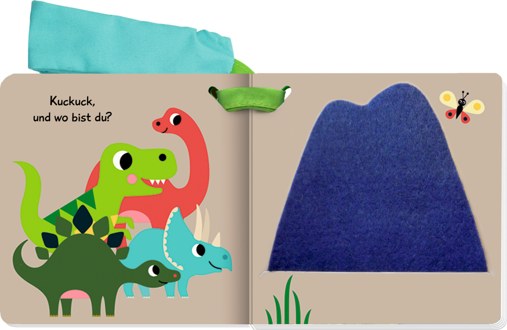 Stoffbuchseite: niedlich illustrierte Dinos und eine blauen Klappe aus Filz in Form eines Berges.