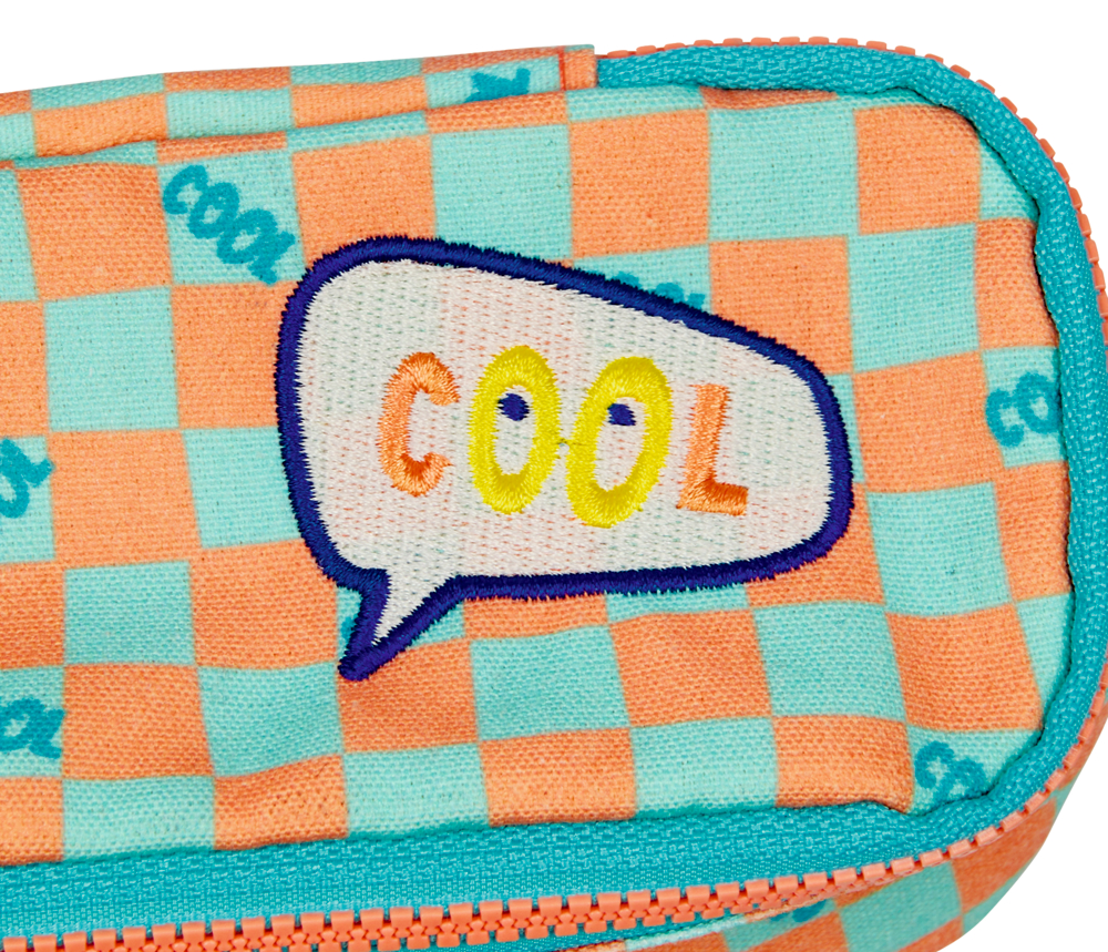 Rechteckiges Federmäppchen mit orange-blauem Karomuster und einem Patch mit Aufschrift COOL in einer Sprechblase.