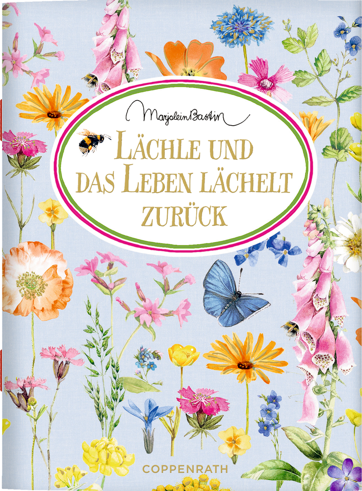 Blumenmuster mit dem Text: "Lächle und das Leben lächelt zurück" und Schmetterlinge auf pastellfarbenem Hintergrund.