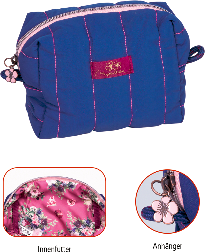 Blaue Allzwecktasche mit pinken Nähten, floralem Innenfutter und rosafarbenem Blütenanhänger am Reißverschluss.