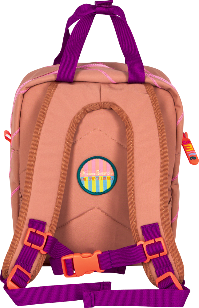 Kleiner rosafarbener Rucksack mit lila Trägern, orangefarbenen Schnallen und buntem rundem Aufnäher auf der Rückseite.
