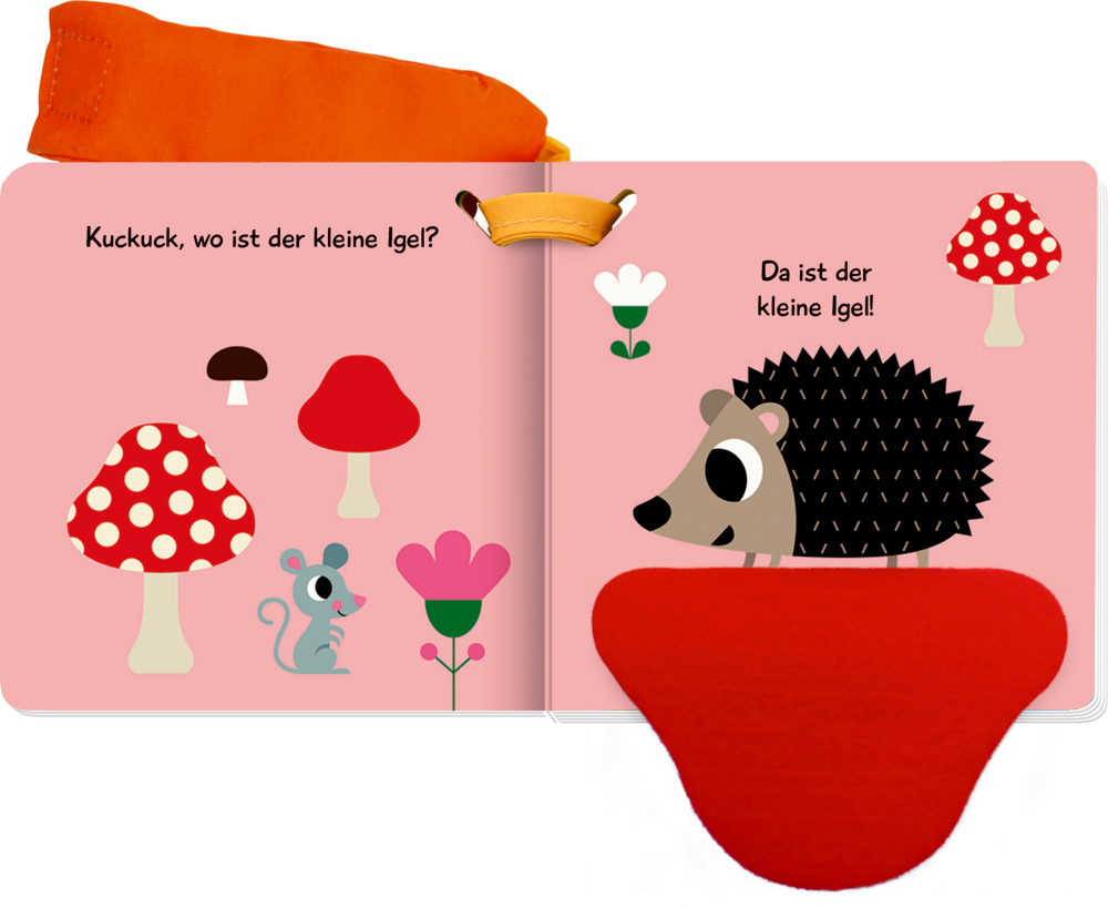 Stoffbuchseite: Unter dem roten Stoffhut eines Pilzes verbirgt sich eine kleiner Igel.