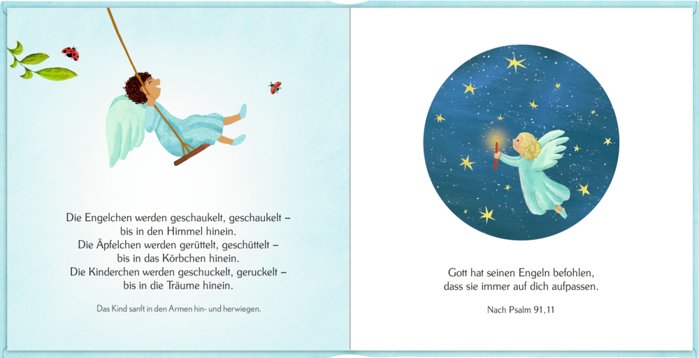 Ein Engelkind schaukelt, während ein anderer Engel mit einer Kerze zwischen den Sternen am Nachthimmel fliegt, mit Psalmen auf der Doppelseite.