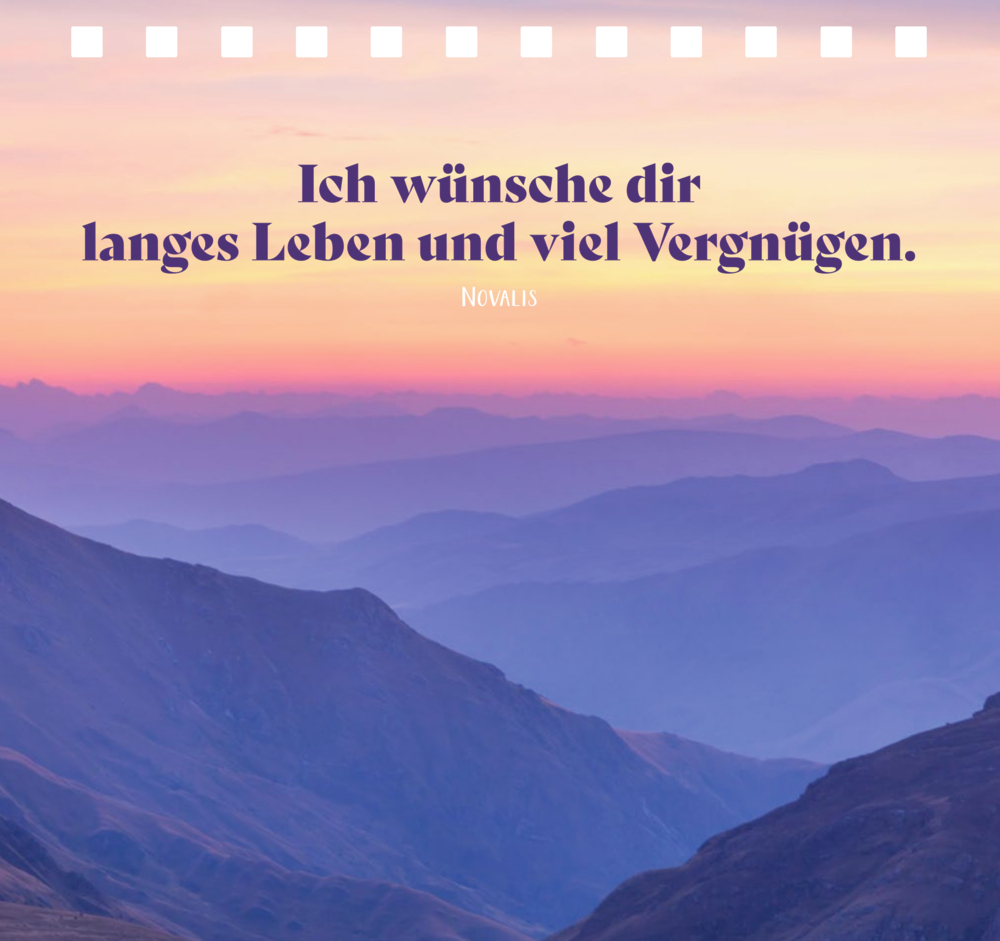 Berge im Abendlicht mit rosa-orangefarbenem Himmel und Zitat „Ich wünsche dir langes Leben und viel Vergnügen. Novalis“.