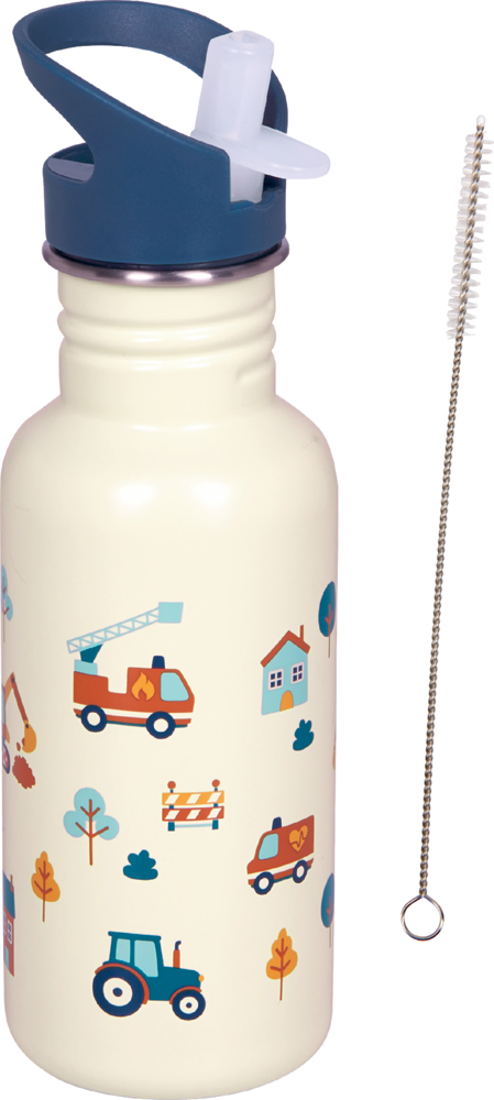 Cremefarbene Trinkflasche mit dunkelblauem Deckel und bunten Fahrzeugmotiven, daneben eine schmale Reinigungsbürste.