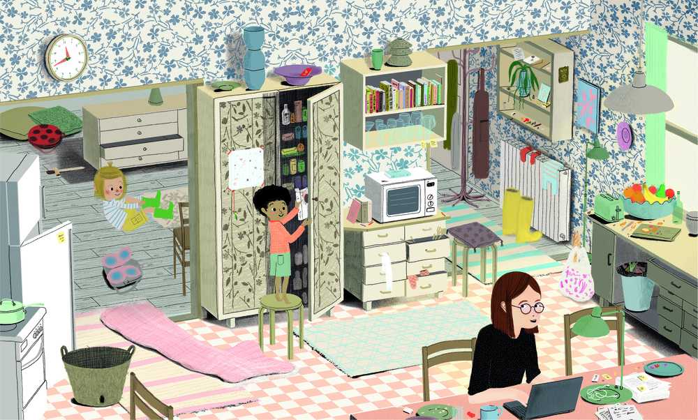 Farbenfrohes Wohninterieur: Kinder spielen, während ein Erwachsener am Küchentisch am Laptop arbeitet.