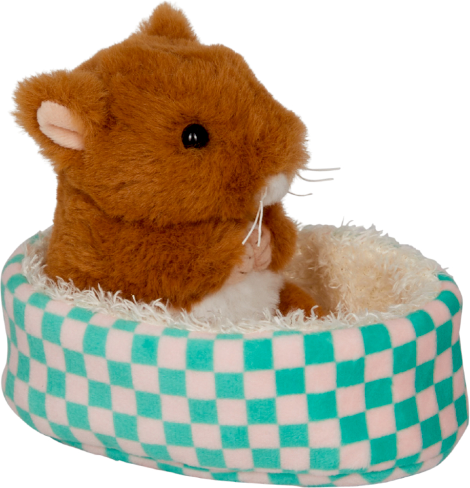 Ein weicher brauner Plüschhamster liegt in einem blau-weiß karierten Haustierbett.