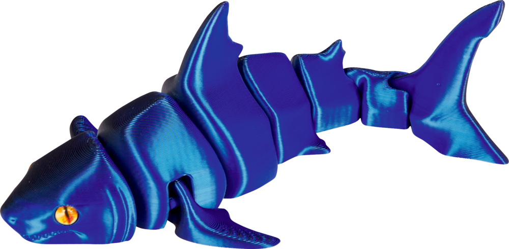 Segmentierter, metallisch blauer Spielzeugfisch mit orangefarbenen Augen auf weißem Hintergrund.