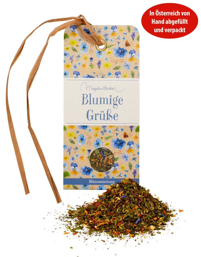 Blumenanhänger mit der Aufschrift „Blumige Grüße“ neben einem Stapel loser Gewürzmischung.