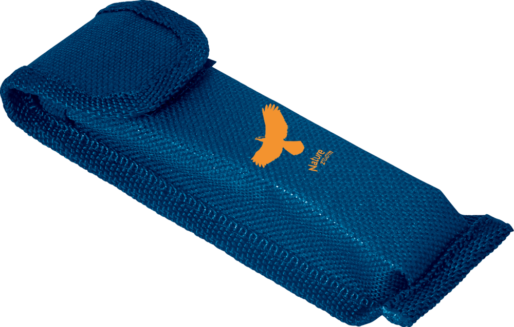 Blauer Beutel mit Klettverschlussklappe; auf der Oberseite ist ein orangefarbenes Vogellogo aufgedruckt.