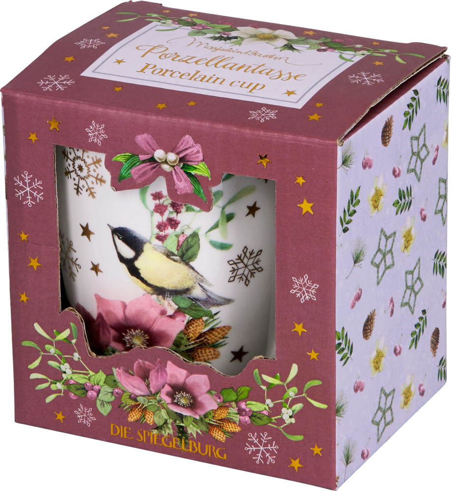 Porzellantasse mit Vogel- und Blumenmotiv in bordeauxfarbener Geschenkverpackung mit Sichtfenster und winterlichen Mustern.