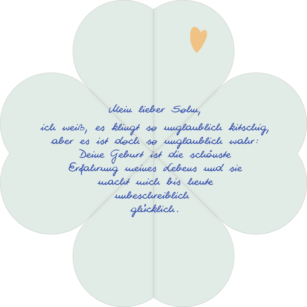 Handgeschriebene Notiz auf einer hellblauen, blumenförmigen Karte mit einem gelben Herz in der Ecke.