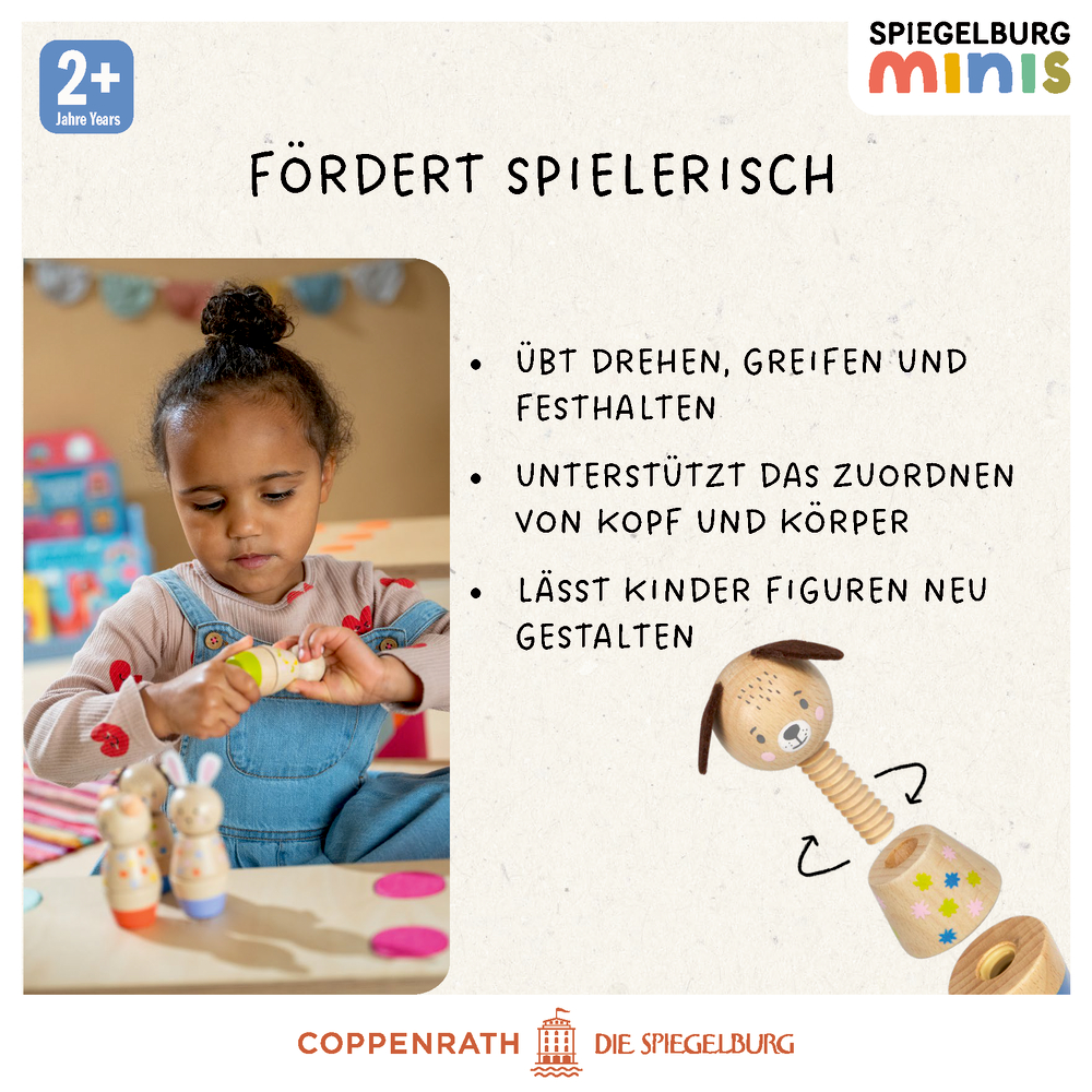 Ein Kind spielt mit Holzspielzeug. Im Hintergrund ist Text zu sehen.