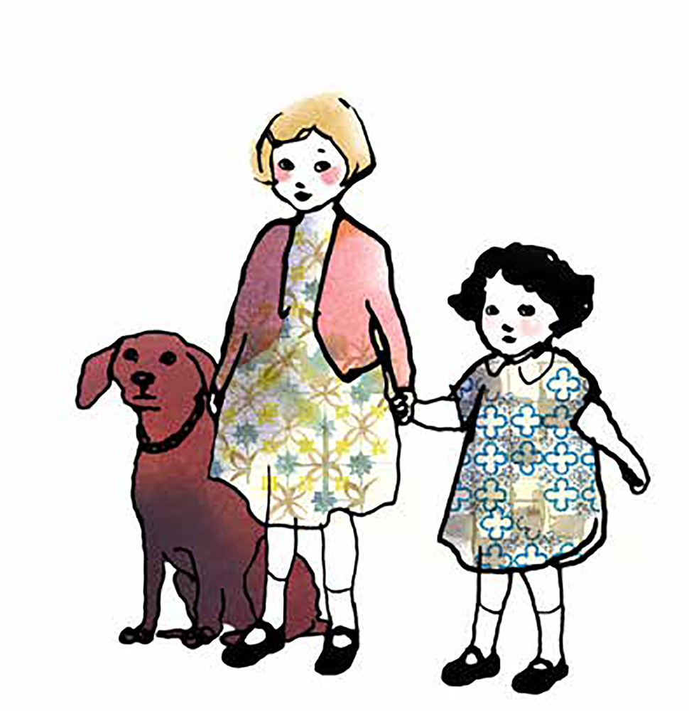 Zwei Mädchen in gemusterten Kleidern stehen Händchen haltend neben einem braunen Hund, alle blicken nach vorne.