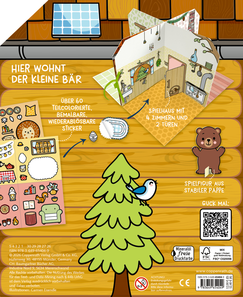 Rückseite des Papphausbuches mit vier Räumen, Spielfigur in Bärenform, Stickerbogen und Baum mit Vogel auf Holzuntergrund.