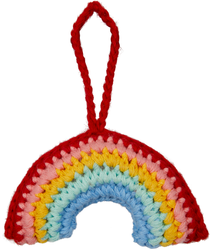 Regenbogen-Häkelornament mit roter Aufhängeschlaufe; mit roten, rosa, gelben und blauen Streifen.