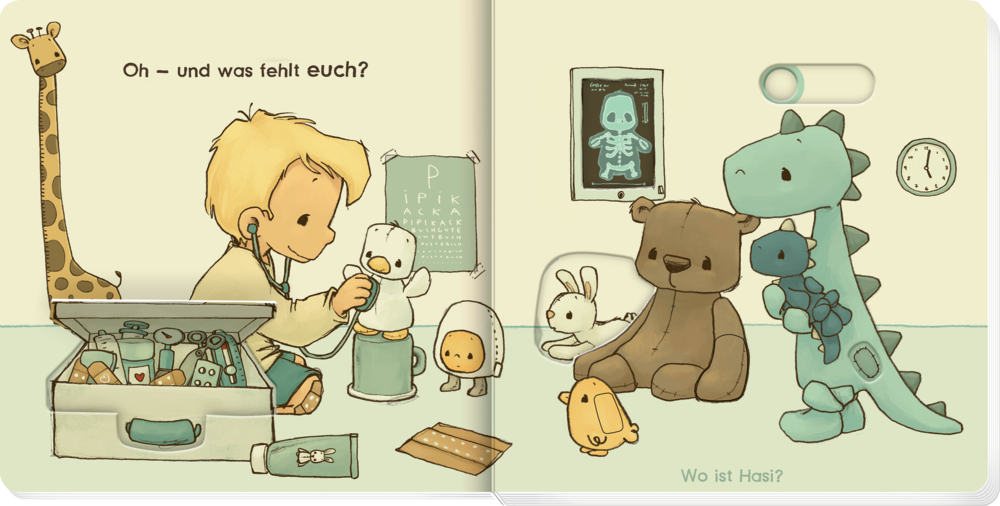 Ein Kind hält ein Stethoskop an eine Spielzeugente. Stofftiere sitzen daneben und schauen zu. Davor steht ein Arztkoffer.