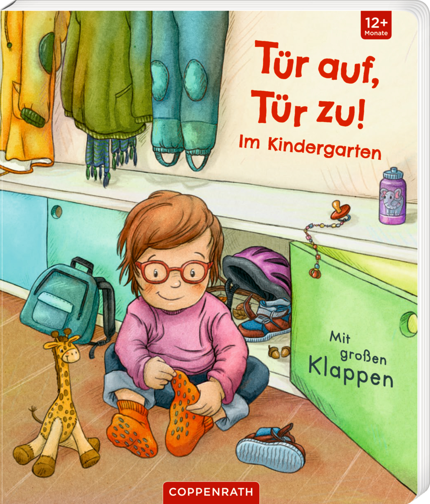 Ein Kind zieht in der Gardrobe eines Kindergartens orangefarbene Schuhe an, umgeben von Spielsachen und Rucksäcken, auf dem Cover von "Tür auf, Tür zu!".