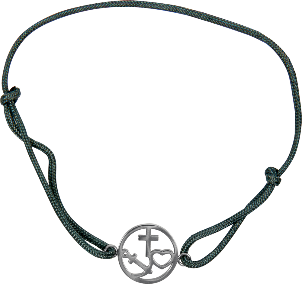Grünes Kordelarmband mit rundem silbernen Anhänger, darauf Kreuz, Anker und Herz zu sehen.