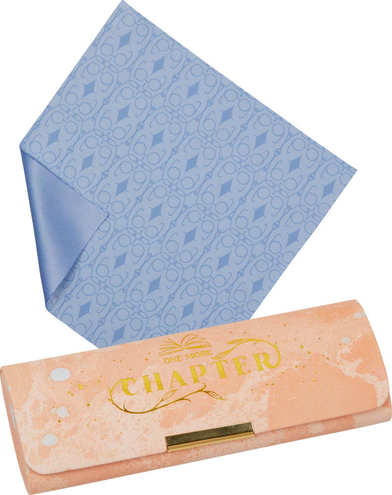 Blau gemusterter Stoff neben einem rosa Brillenetui mit der Aufschrift „One More Chapter“.