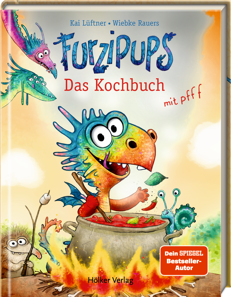 Bunter Drache rührt lachend in einem Kochtopf mit scharfer Supper. Daneben verspielte, drachenartige Kreaturen und Text.