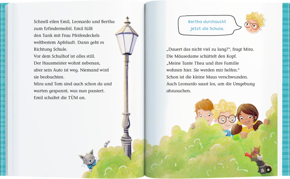 Drei Kinder und eine kleine Maus verstecken sich hinter grünen Büschen neben einer Straßenlaterne.
