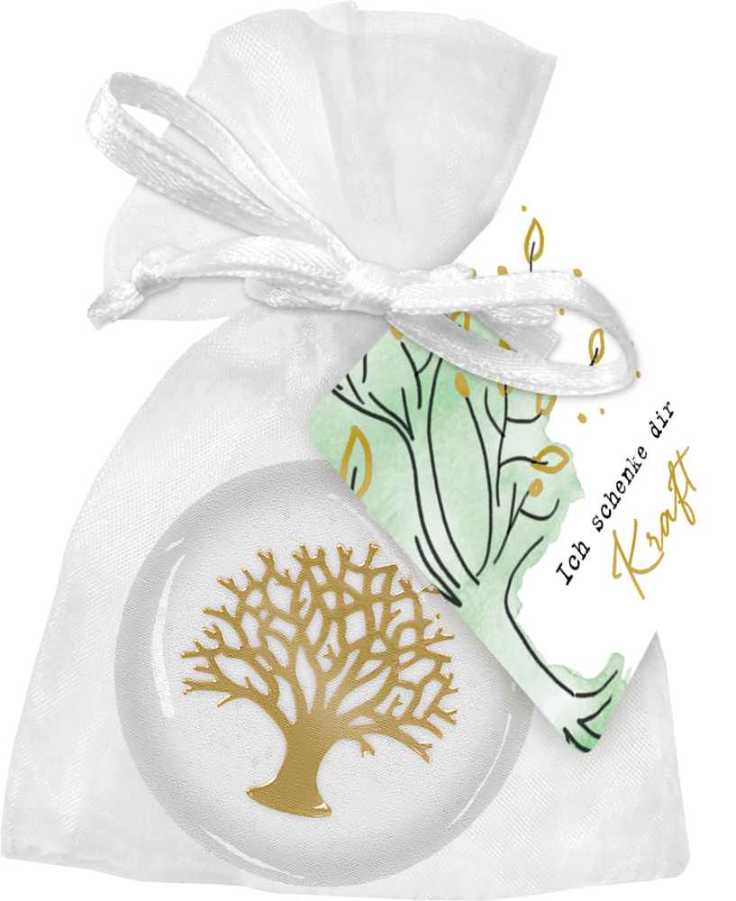 Transparenter, runder Handschmeichler mit einem goldenen Baum im Inneren, verpackt in einem weißen Satinbeutel. Daran befestigt ist ein Kärtchen mit der Aufschrift „Ich schenke dir Kraft“.