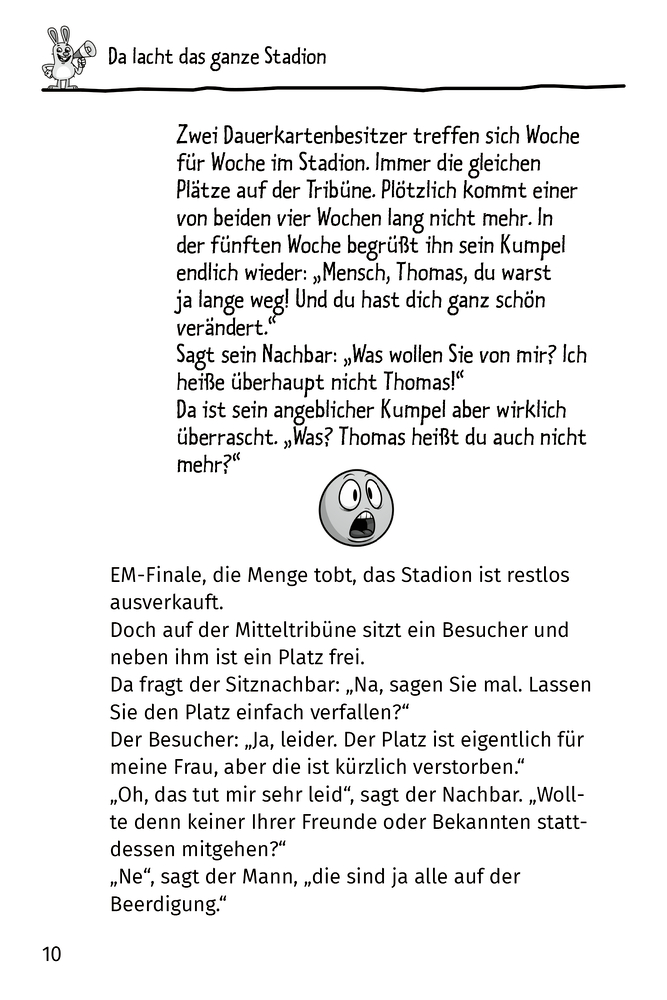 Ein gezeichneter Fußball mit Gesicht über einer bedruckten Doppelseite mit Text.