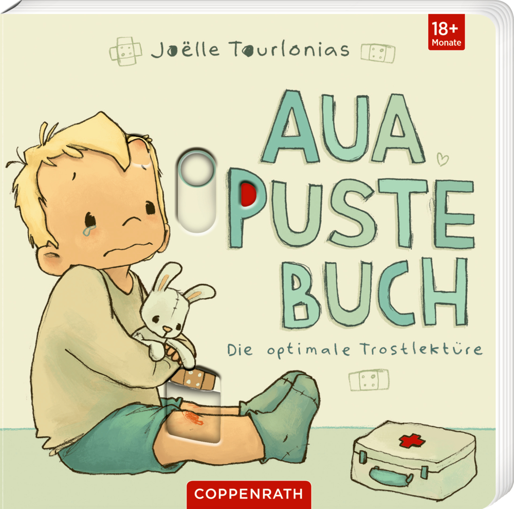 Ein Kind sitzt mit verbundenem Knie neben einem Erste-Hilfe-Kasten und hält ein Stoffkaninchen.