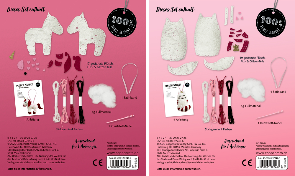 Zwei Plüsch-Nähsets mit gestanzten Stoffteilen, Stickgarn, Satinband, Füllmaterial, Kunststoffnadel und Anleitung auf rosa Hintergrund.