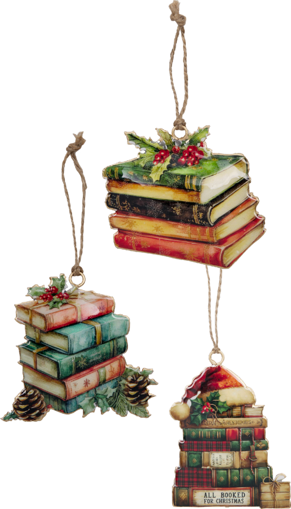 Drei Weihnachtsanhänger mit Stapeln aus bunt illustrierten Büchern, dekoriert mit Stechpalmenblättern, Beeren und Tannenzapfen.